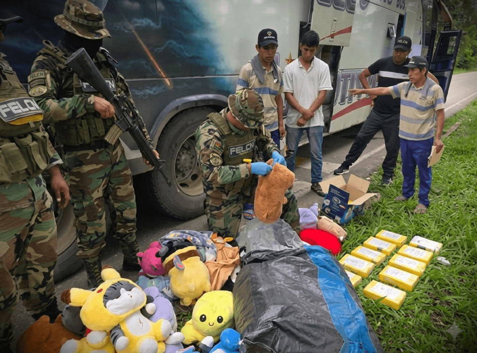 Tarija: Policía incauta 15 paquetes de droga oculta entre peluches y papel higiénico