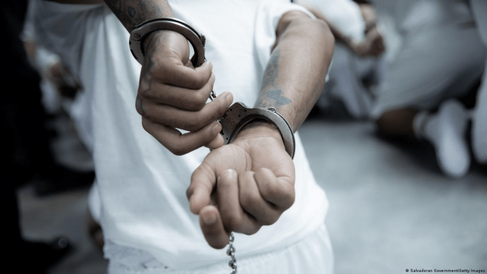 El Salvador aprueba prisión perpetua a menores involucrados en delitos graves