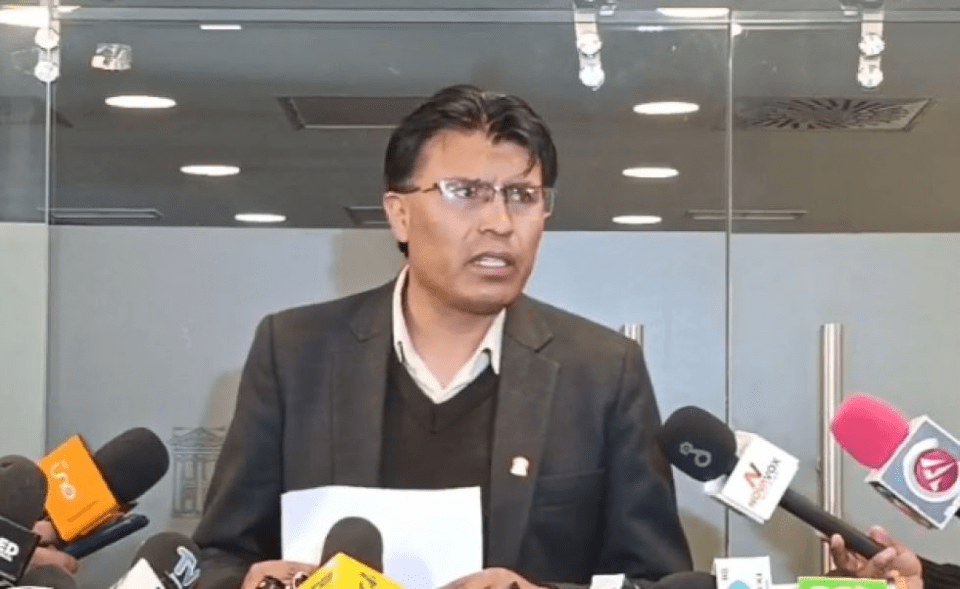 Senador Condori dice que los procesos en su contra buscan acallarlo por afirmar que sus colegas "son ladrones políticos"