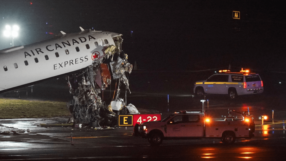 Avión impacta con un vehículo en aeropuerto de Nueva York; hay dos muertos