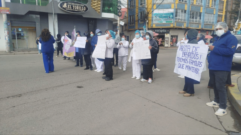 El Alto: trabajadores en salud protestas contra despidos "injustificados" y bloquean la avenida Satelite