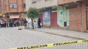 Este jueves 19 de marzo, la Fuerza Especial de Lucha Contra el Crimen (FELCC) halló el cuerpo sin vida de una mujer en la zona 1ro de Mayo en la ciudad de El Alto. La División de Homicidios realizó el levantamiento legal del cadáver.