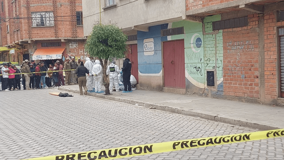 Este jueves 19 de marzo, la Fuerza Especial de Lucha Contra el Crimen (FELCC) halló el cuerpo sin vida de una mujer en la zona 1ro de Mayo en la ciudad de El Alto. La División de Homicidios realizó el levantamiento legal del cadáver.