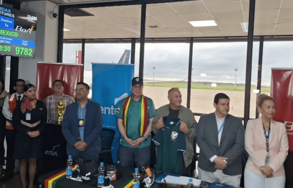 El “vuelo de la esperanza” parte rumbo al repechaje mundialista