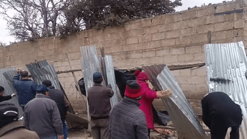 Tras hallazgo de un cadáver, vecinos retiran calaminas en una zona de El Alto