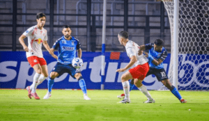 Blooming deja escapar el partido y cae en los minutos finales ante Bragantino