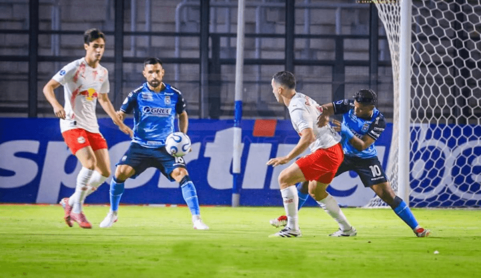 Blooming deja escapar el partido y cae en los minutos finales ante Bragantino