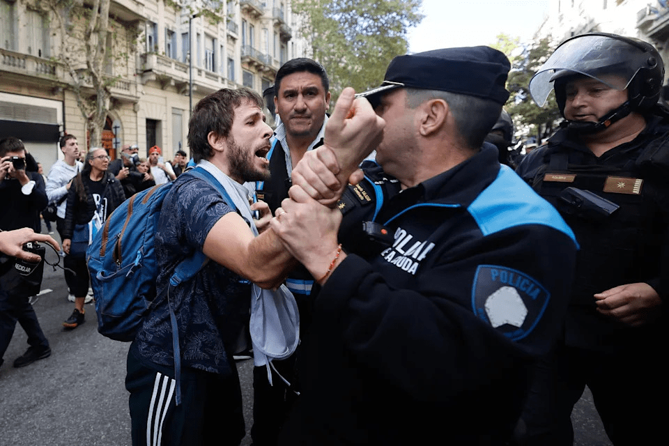 Argentina: Policía dispersa una protesta contra la reforma de la ley de glaciares