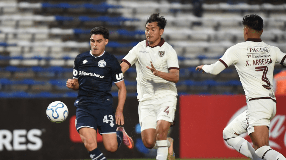 Bolívar tropieza fuera de casa y cae en su estreno copero en Mendoza