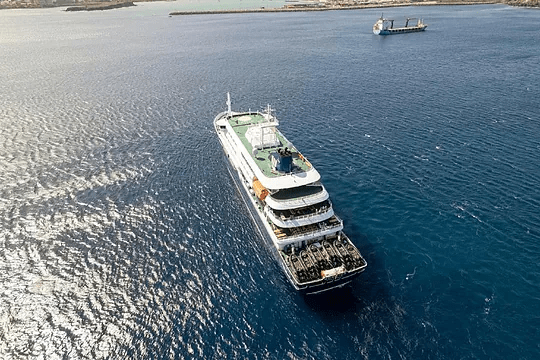 Vista aérea del crucero afectado por el brote de hantavirus.Afp