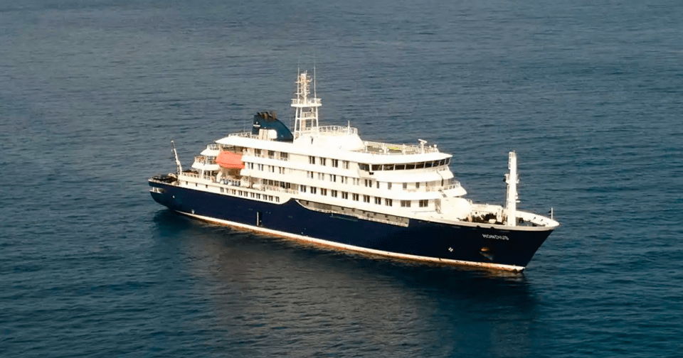 Vista aérea del crucero holandés MV Hondius fondeado en el Atlántico, frente a las costas de Cabo Verde, el martes 5 de mayo de 2026.