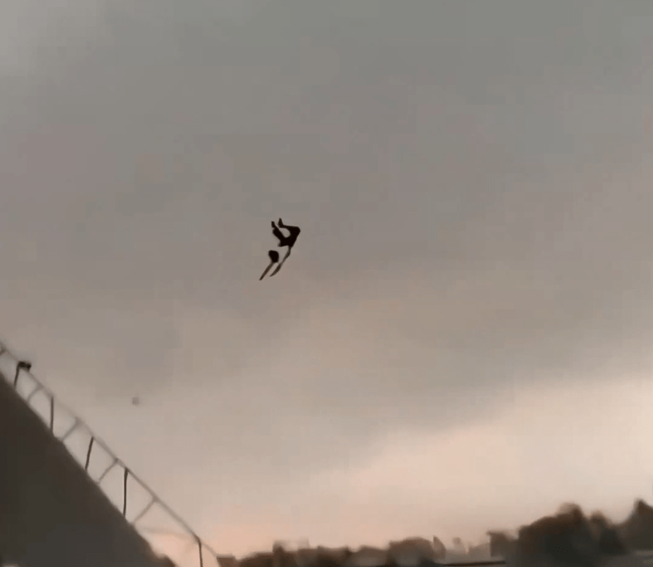 Así fue arrastrado por el viento un hombre en India