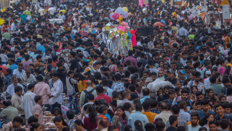 Un estado de India ofrece dinero a familias que tengan más hijos