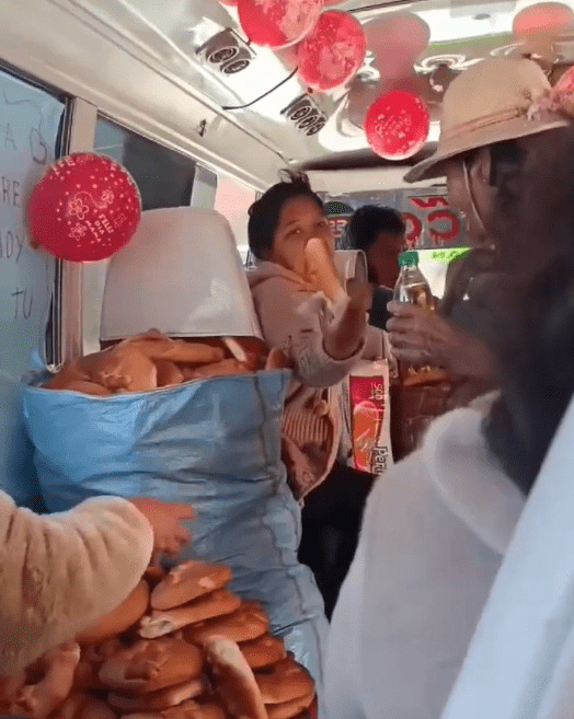 Chofer agasaja a las madres con pasajes gratis, bizcochos y refrescos