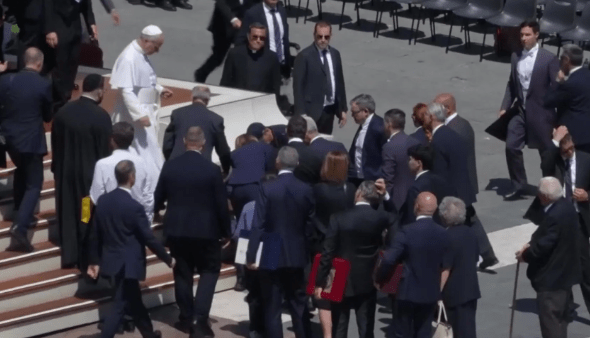 El papa León XIV ayuda a un hombre que se desmayó por la ola de calor