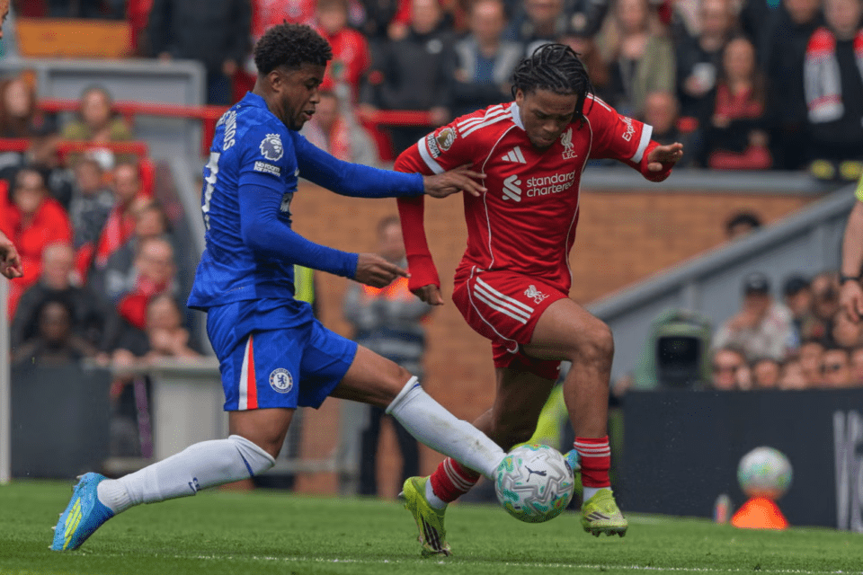 Liverpool se conforma con empate 1-1 ante Chelsea entre abucheos en Anfield