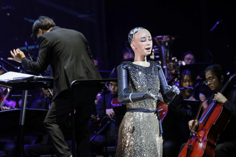 La robot humanoide Sophia cantó en vivo junto a una orquesta sinfónica durante un evento en Hong Kong